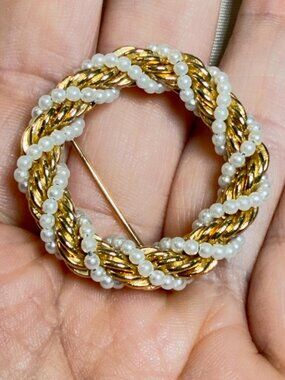 Wreath Vintage Faux Pearl Brooch Gold Tone Twisted Rope Style Circle 1.3"